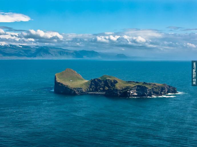 多年后的1953年，冰岛的狩猎协会在岛上盖了一洞房子为了让成员可以在岛上猎海雀。现在这座岛上就只有这座建筑。从这角度看，后面的陆地就是冰岛。