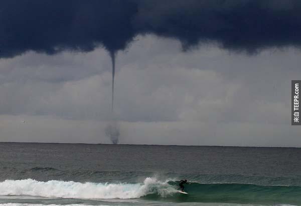 10.) 在澳洲海岸一帶，一位衝浪者在岸邊遇上了海龍捲風。
