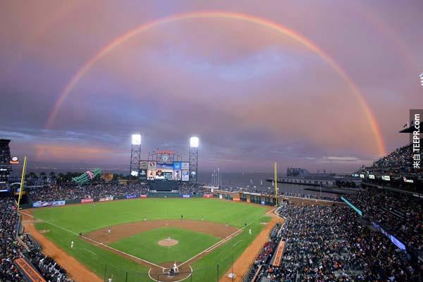 19.)在球赛期间，一道彩虹跨越了旧金山的城市。