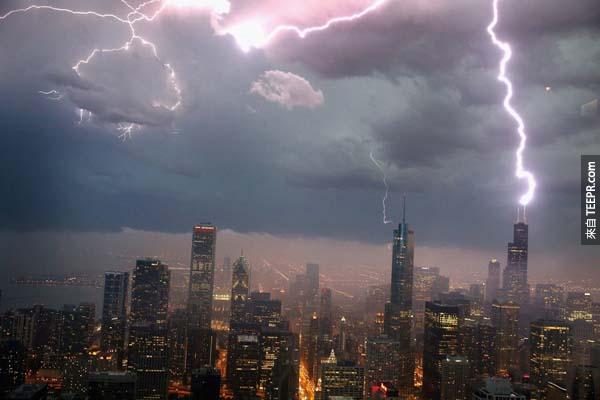 2.) 在暴风雨中，闪电击中了芝加哥威利斯大厦。