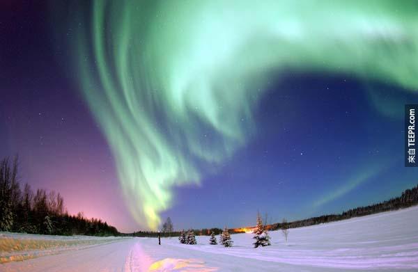 4.)美麗的極光照亮阿拉斯加的天空。