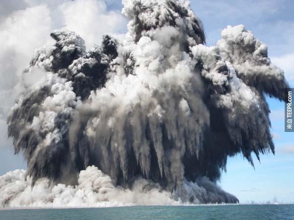 8.) 東加的海底火山爆發。