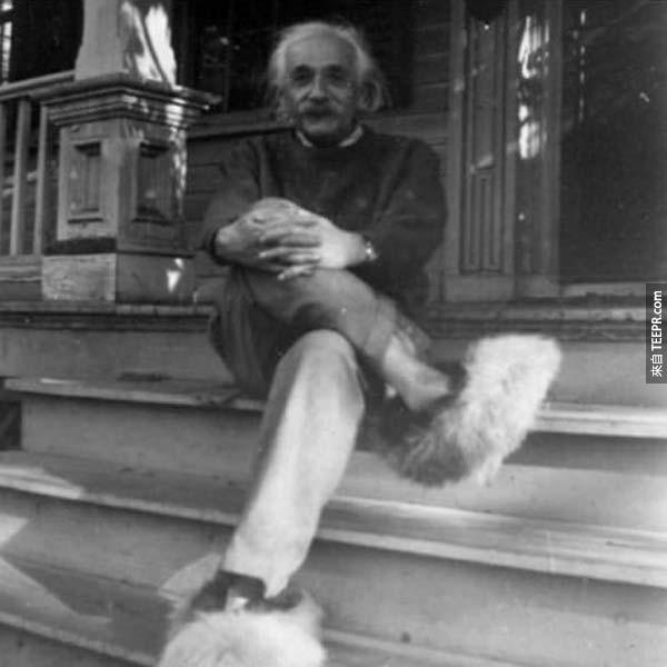14）愛因斯坦和他的毛茸茸的鞋子。