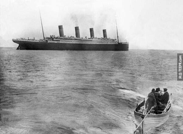 18）泰坦尼克號沉沒（1912年）前的最後一張照片。