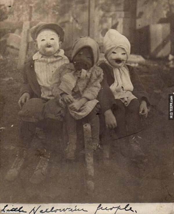 7）。三個孩子和他們的怪異的“萬聖節人”服飾（1900）。
