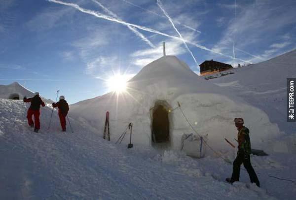 如果你喜欢冬季运动，住在山上的冰屋对你来说是最适合不过了。