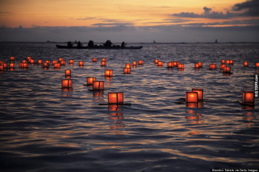 19）每年的燈籠飄祭奠儀式 (Ala Moana海灘，瓦胡島)。