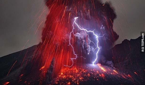 4.) 火山爆發時會噴雷？這個現象稱做「火山煙流」(volcanic plume)。指的是在火山爆發時，因碎石、灰、冰粒子相互摩擦產生靜電而造成「噴雷」現象。