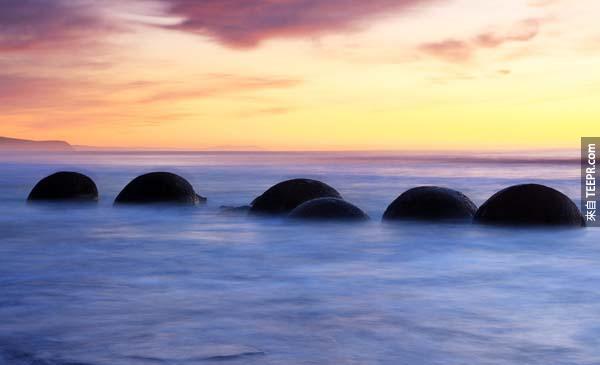 11.) Spherical boulders in New Zealand: These boulders were freed from the mudstone that surrounded them over time via coastal erosion.