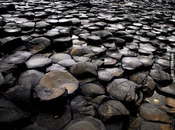 16.) 巨人堤道: 位於北愛爾蘭沿岸，約有4萬根玄武岩石柱連綿成海岸。巨人堤道被認為是古老火山噴發後，熔岩冷卻所形成的。