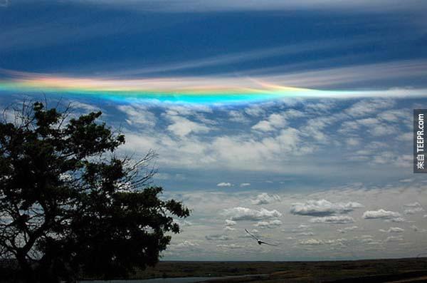 9.) 火彩虹: 很多人誤以為這是真的彩虹，但這個現象其實是卷雲層裡的冰晶折射光線所造成的。