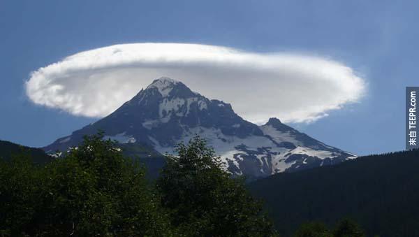 21.) 莢狀雲(Lenticular clouds): 這種鏡片狀的雲層來自於奧林匹克山，由於它的形狀，很多人說是幽浮在視察。