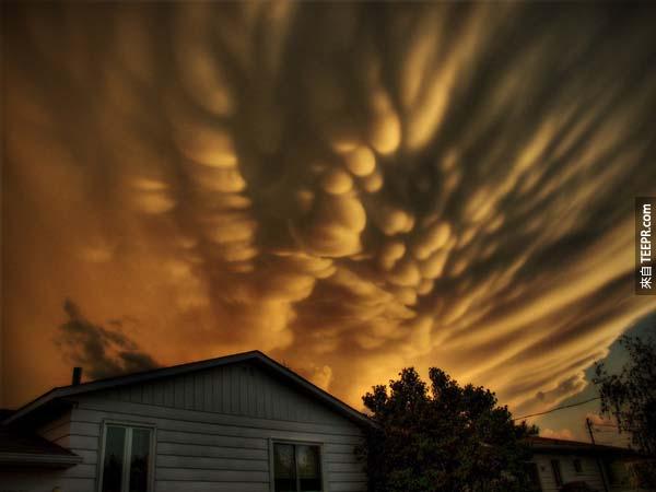 22.) 乳狀雲(Mammatus clouds): 一種氣象現象，袋子形狀的乳狀型雲。
