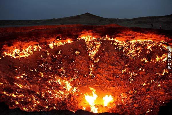 12.) 地獄之門(The Door to Hell): 這個巨大的火坑位於土庫曼(Turkmenistan)。1971有一位地質學家在此設置鑽探裝置，但地表卻意外地凹陷成大洞，由於地底有豐富的天然氣，熊熊烈火至今還燒個不停。
