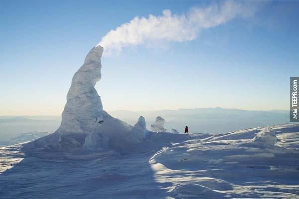 20.) 雪烟囱: 南极洲(Antarctica) 爱瑞比斯山(Mount Erebus)的雪烟囱就设在地表南部最活跃的火山上。