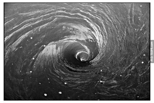 31.) 摩克斯勞特曼(Moskstraumen): 這種形成於挪威(Norweigian)的海岸邊的漏斗狀的漩渦，是世界上最快的。 (這張照片可能不是真的，因為它太罕見了)。