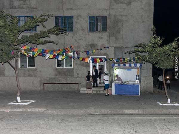 在北韓，很多人還不習慣現代科技，像是手機、快照相機甚至是汽車。
