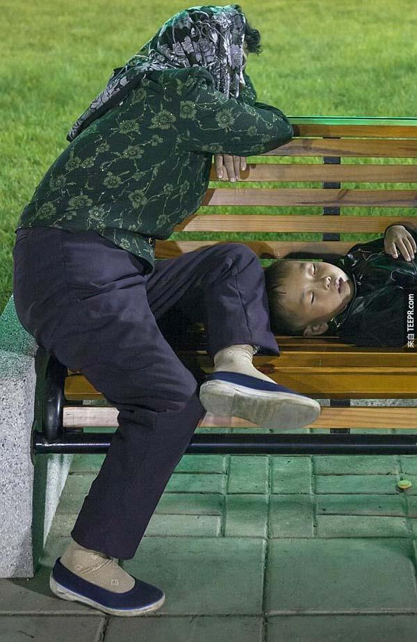 北韓的守衛要求刪除這張照片，因為他們怕攝影者將這位流離失所的母子報導出去。