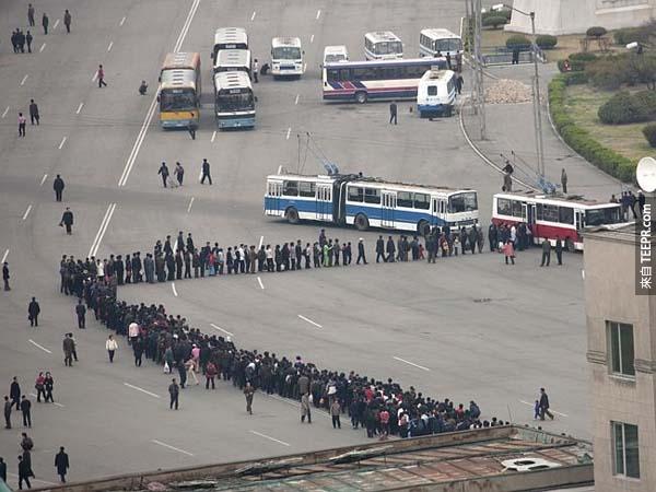 這是一群要搭公車的人所形成的隊伍。