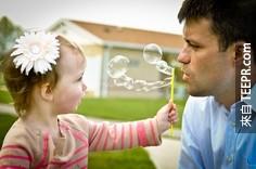This%20dad%20teaching%20his%20little%20one%20how%20to%20blow%20bubbles