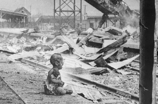 8.) 戰爭中倖存的上海孩童: 至1937開始的第2次中日戰爭後來跟第2次世界大戰融合成一場大戰。在一次的空襲當中，日本擊中中國一個充滿婦女與孩童的火車站。這個孩童奇蹟似地活了下來，但已遍體麟傷。