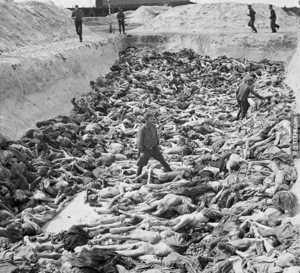 9.) 集中營的巨型墓坑: 在解放集中營之前(1945年之前)，納粹(Nazis)在貝根‧貝爾森集中營(Bergen-Belsen camp) 屠殺了5萬人 ，安妮‧弗蘭克(Anne Frank)也在其中罹難者之一。照片中你可以看到集中營醫生Fritz Klein站在3號墓坑的屍體堆上。這個人當時是決定是否將不適合工作的囚犯送到毒氣室處死的決策者。在戰爭結束後，他因他的罪行而被處死。