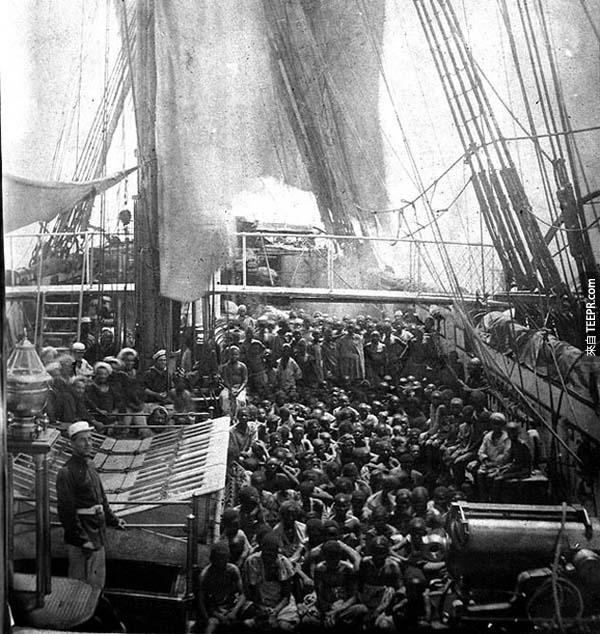 2.) 大西洋的奴隸貿易: 1868年11月1日，英國HMS Daphne軍艦上的一張照片，這群孩奴剛從貿易中被拯救出來。