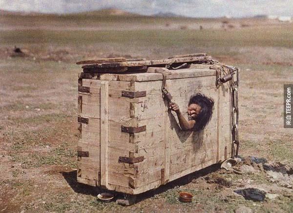 6.) 飢餓的蒙古女性: 這張照片出自於1913年的國家地理雜誌，攝影者為Stefan Passe。當時的蒙古剛獨立不久，這是一種處理罪犯的常見方式，將罪犯放置於木箱內，待他靜靜餓死。