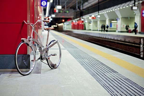 这就是无轮辐自行车，一个Sada Bike的设计。但是这不是这台脚踏车最大的特色。