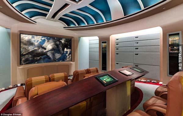 最奇特的是裡面有一個房間，裡面的設計就跟Star Trek裡面的企業號長得一樣。