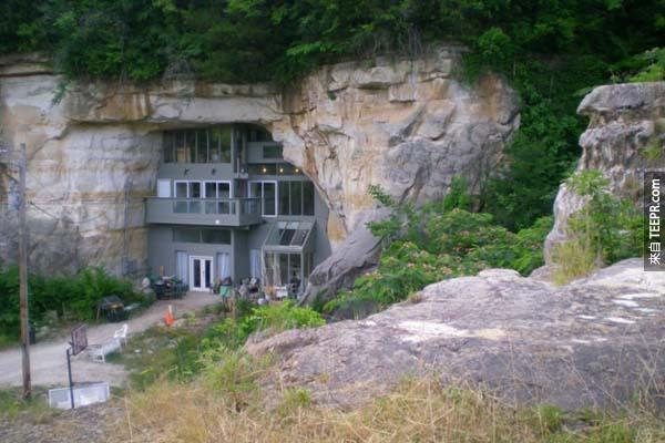 16.）這個花了4年建在密蘇里州山洞裡的家，還有自我調節冷熱的功能呢！