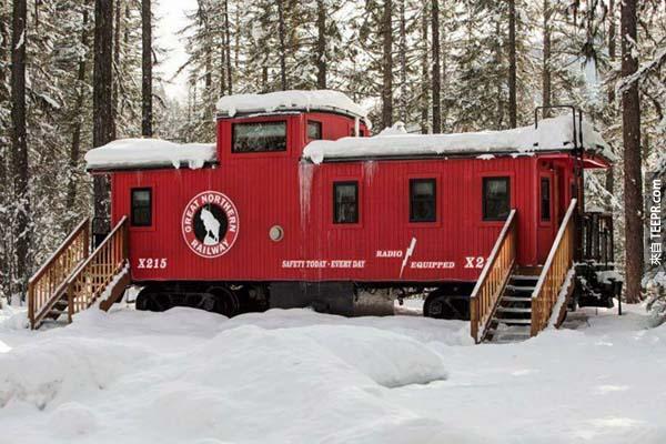 9.）位於蒙大拿州的艾薩克·沃爾頓旅店，讓你可以住在實際行駛在鐵路上的汽車上。