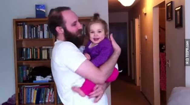 寶貝女兒很喜歡爸爸的鬍子。