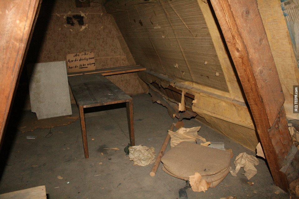 天啊！這是二次世界大戰留下來的神秘房間。那時這裡是對抗納粹行動能夠躲藏的地方，他們可以在這邊收聽英文廣播，或是閱讀報紙。