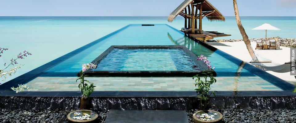 17. 这个漂亮的泳池是在马尔地夫的One&Only瑞堤拉岛度假村内。