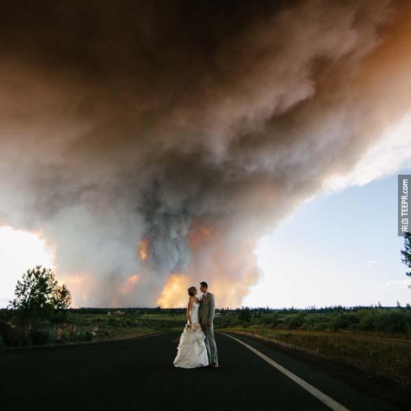 這場婚禮的攝影師Josh Newton，把突如其來的大火也順勢當作新人的背景。（也算是一種另類的紀念啦～）