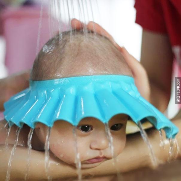 25.)有這頂帽子就不怕洗頭時寶寶眼睛被弄濕囉！