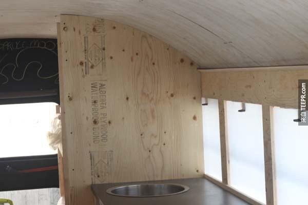 安裝完水槽、並區隔廚房和廁所後，我們還建立了一個通風系統，讓冰箱後面的熱風可以直接被導到車外。