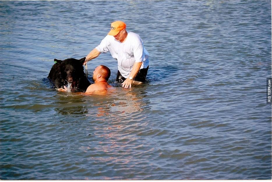 最後，還有人上前來幫助他和黑熊上岸。