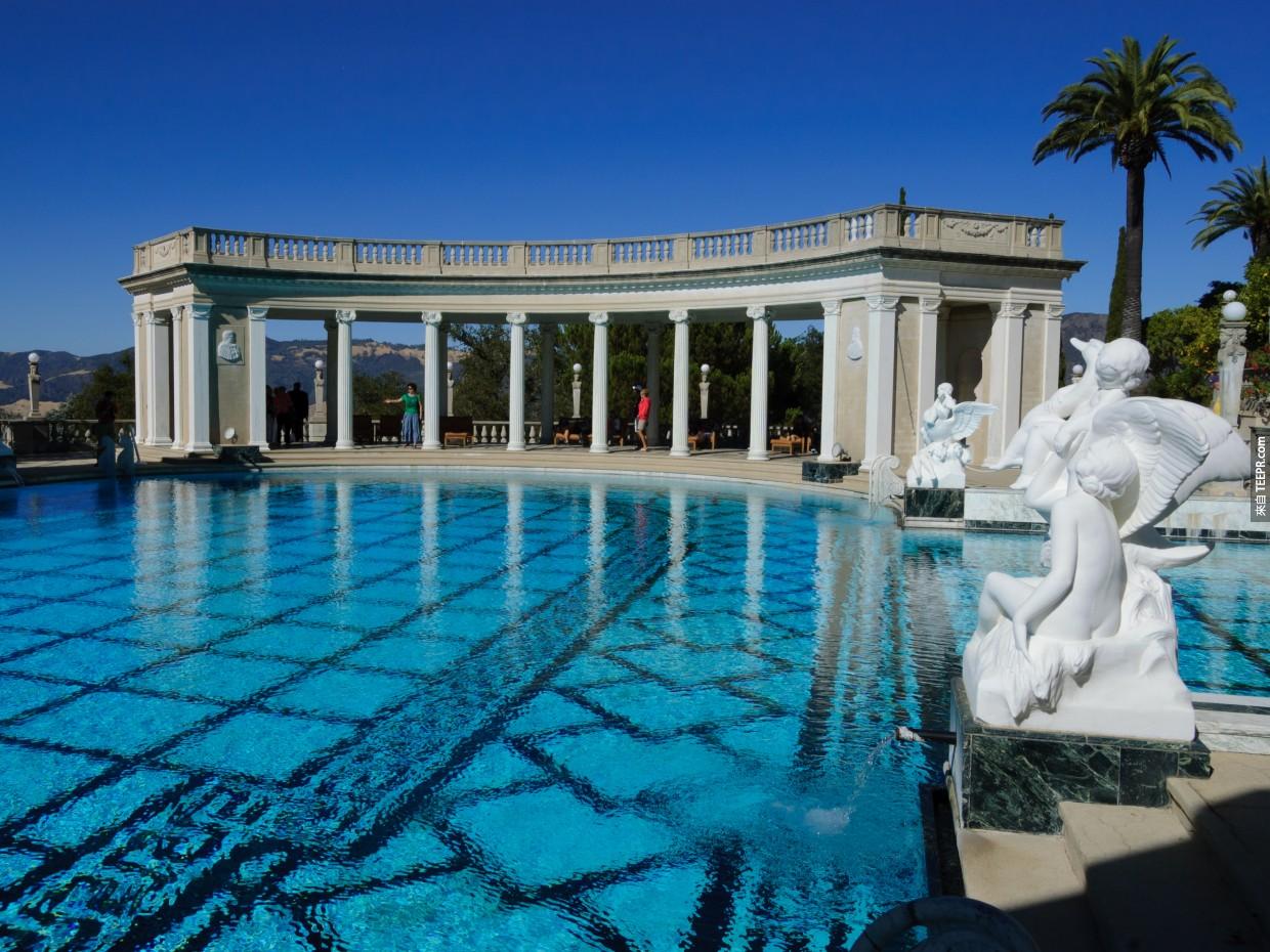 #9. 加州的赫斯特城堡的海王星泳池（Neptune pool）。