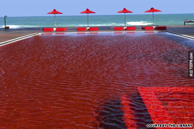 #10. 在泰國蘇美島的泳池，泳池因為磁磚顏色呈現成血紅色！（一開始看到著實嚇了一跳...）