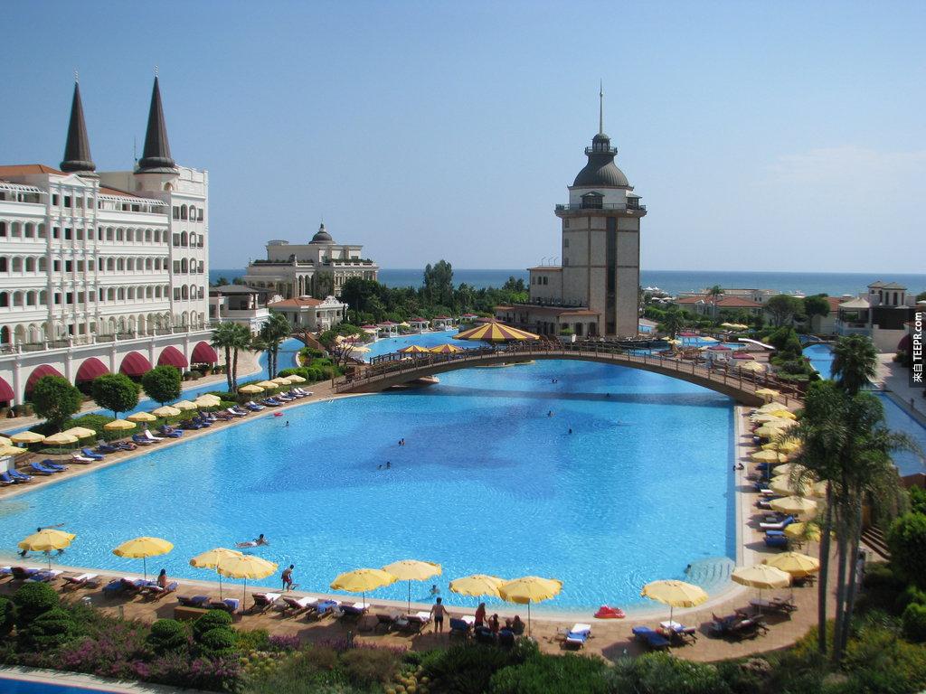 #29. 土耳其饭店（Mardan Palace Antalya ）内的泳池。