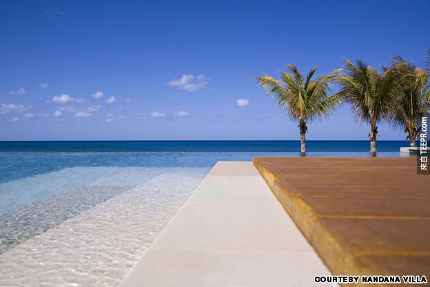 #12. 巴哈马一间渡假村的游泳池。