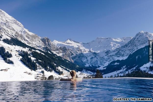 #11. 這個在瑞士的泳池實在實在太～酷～了～