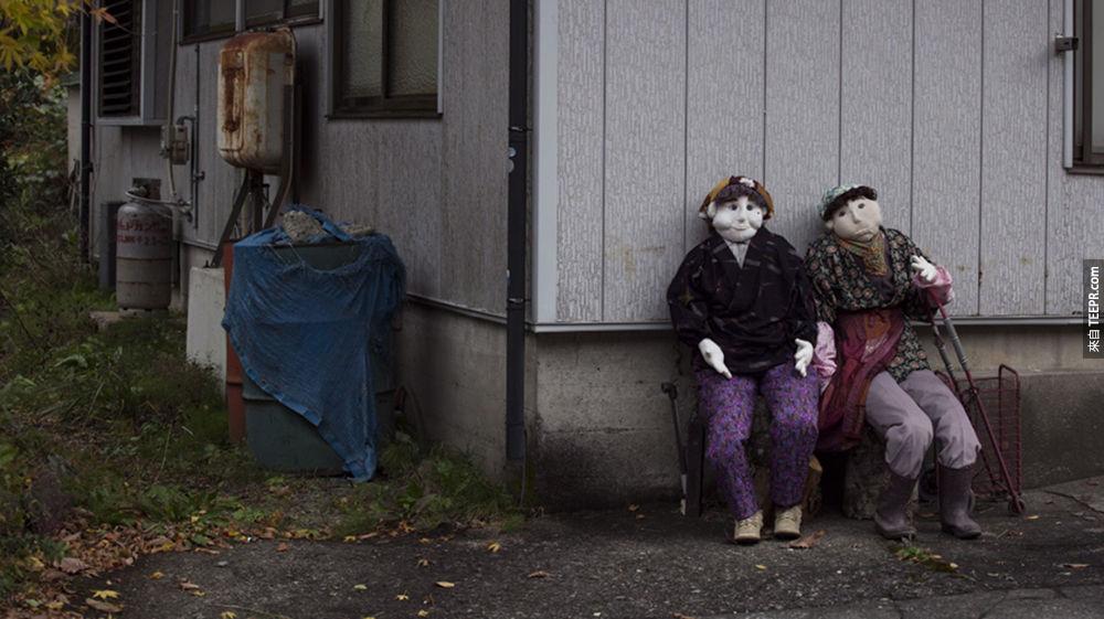 Japanese artist Ayano Tsukimi returned to her village 11 years ago, it wasn’t the place she once knew it to be. As there were few of her former friends and loved ones around, she decided to replicate the place herself, with dolls.