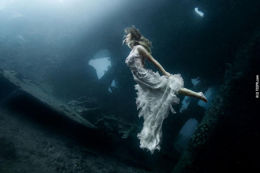 bali-shipwreck-divers-underwater-photoshoot-benjamin-von-wong-4
