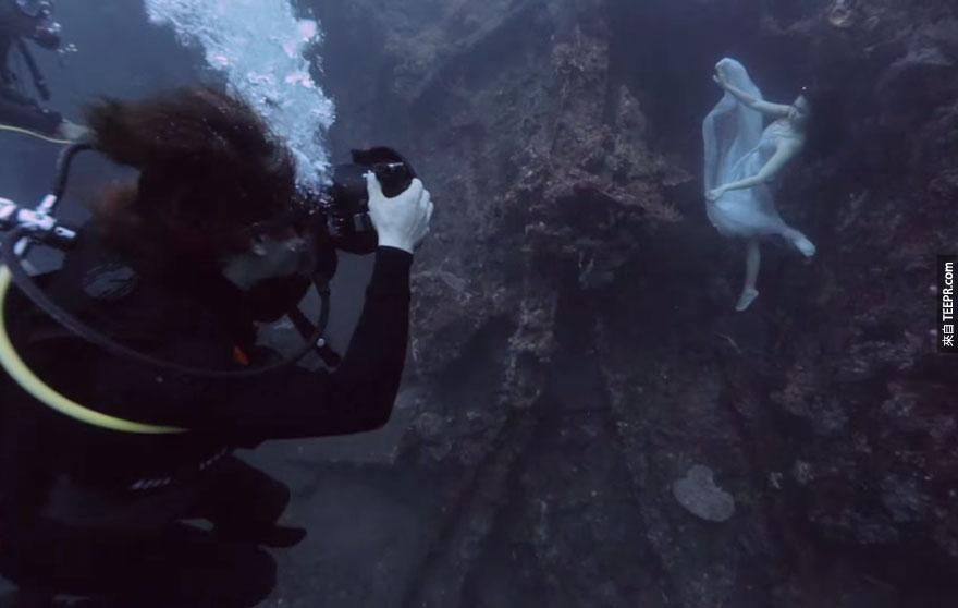 bali-shipwreck-divers-underwater-photoshoot-benjamin-von-wong-6