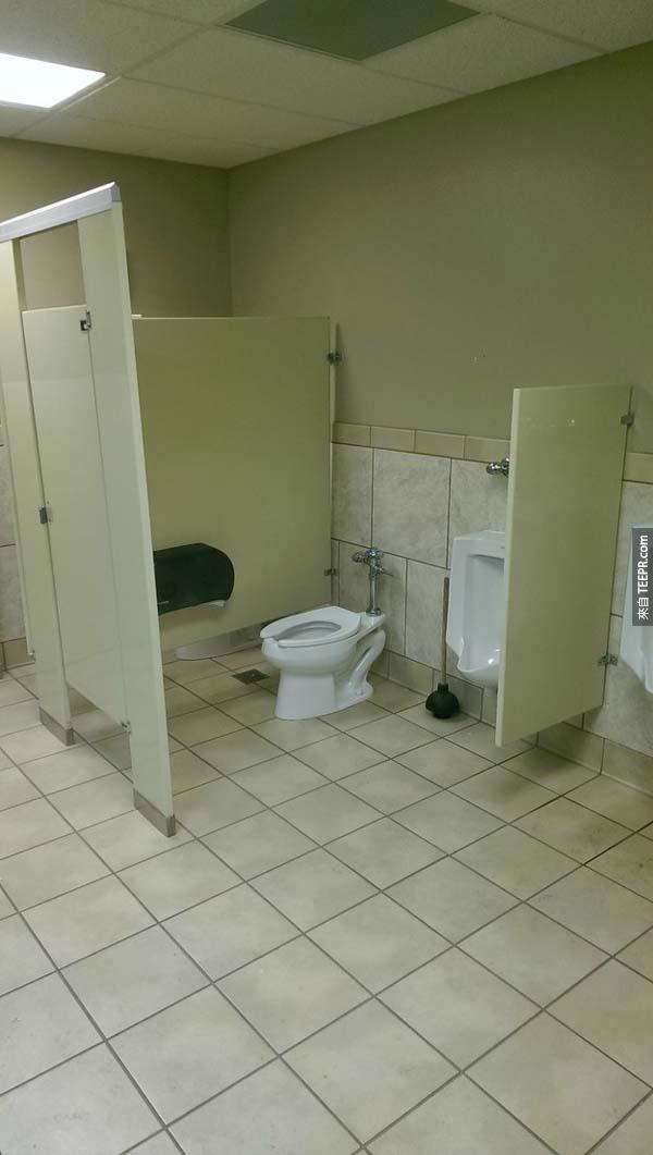 3.) 聽說這樣的廁所可以拉近你跟陌生人的距離。
