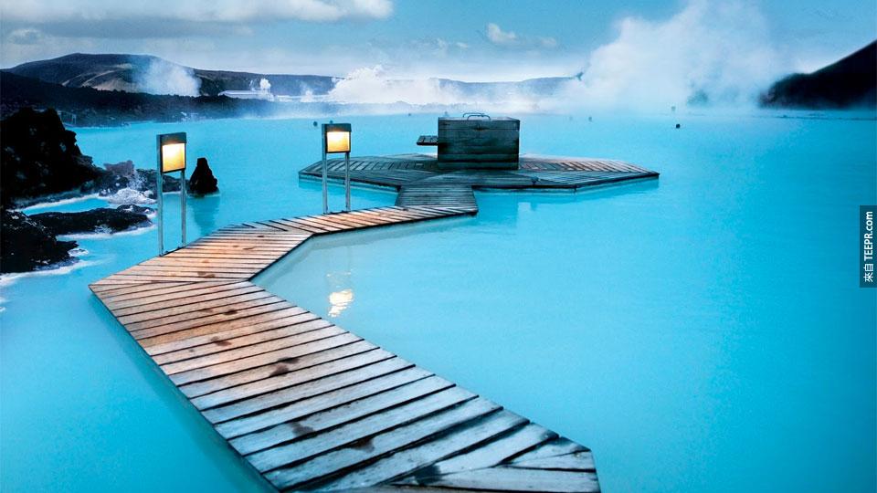 #31. 这个梦幻泳池位于冰岛的渡假村（Blue Lagoon Geothermal Resort） 。