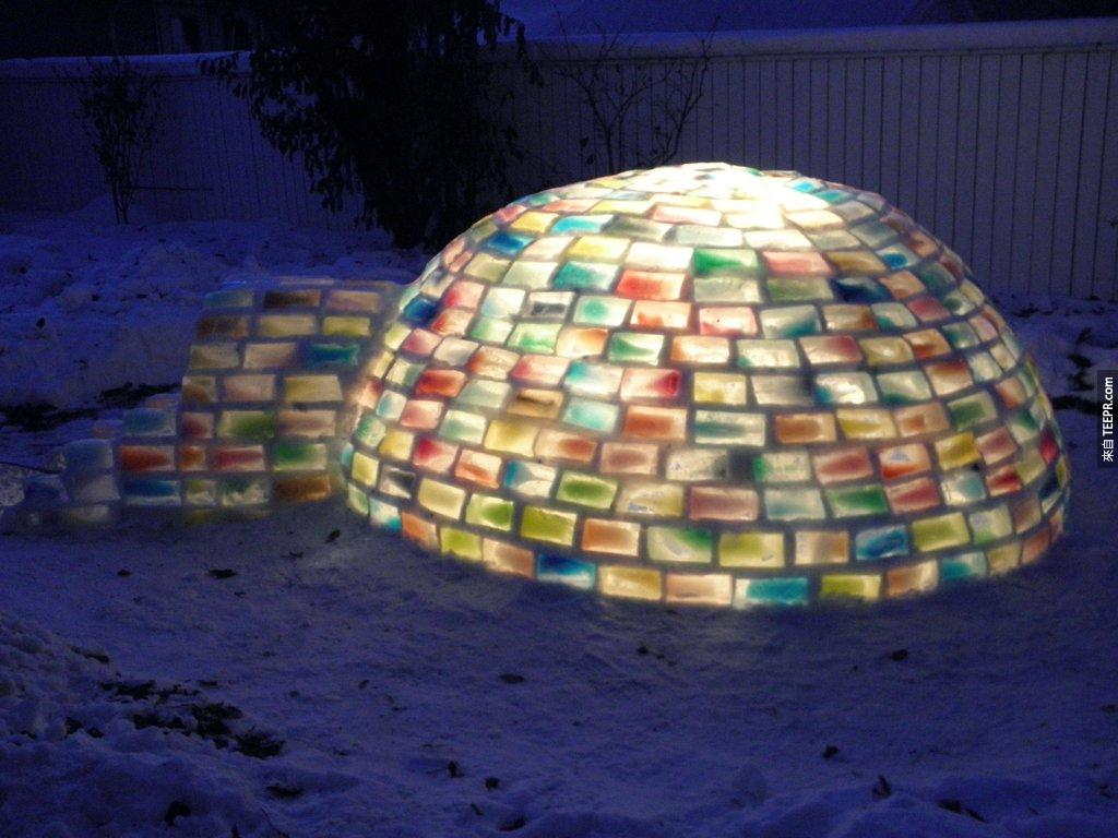 And at last, the incredible multi-coloa沒錯！這就是用雪與牛奶紙盒冰磚所砌成的彩色冰屋。red igloo built from snow and milk carton blocks.